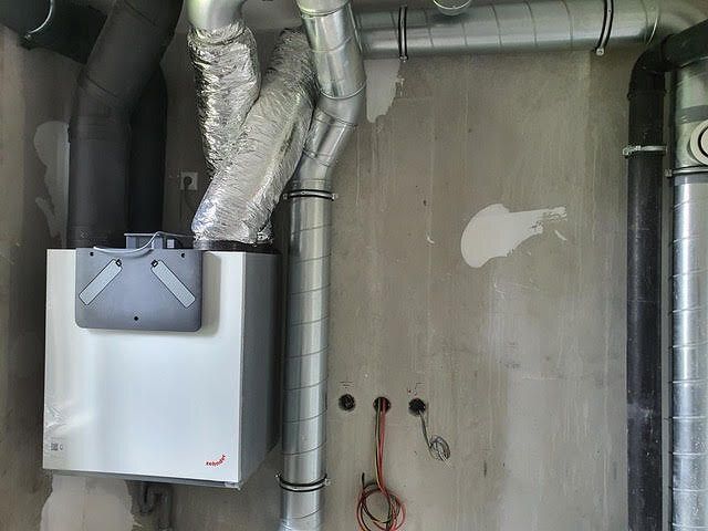 WTW-unit met aangesloten ventilatiekanalen tijdens de installatie