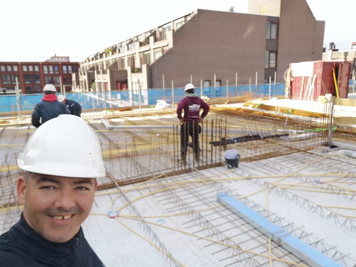 Adviseur van WTW Ventilatie op een bouwplaats in aanbouw