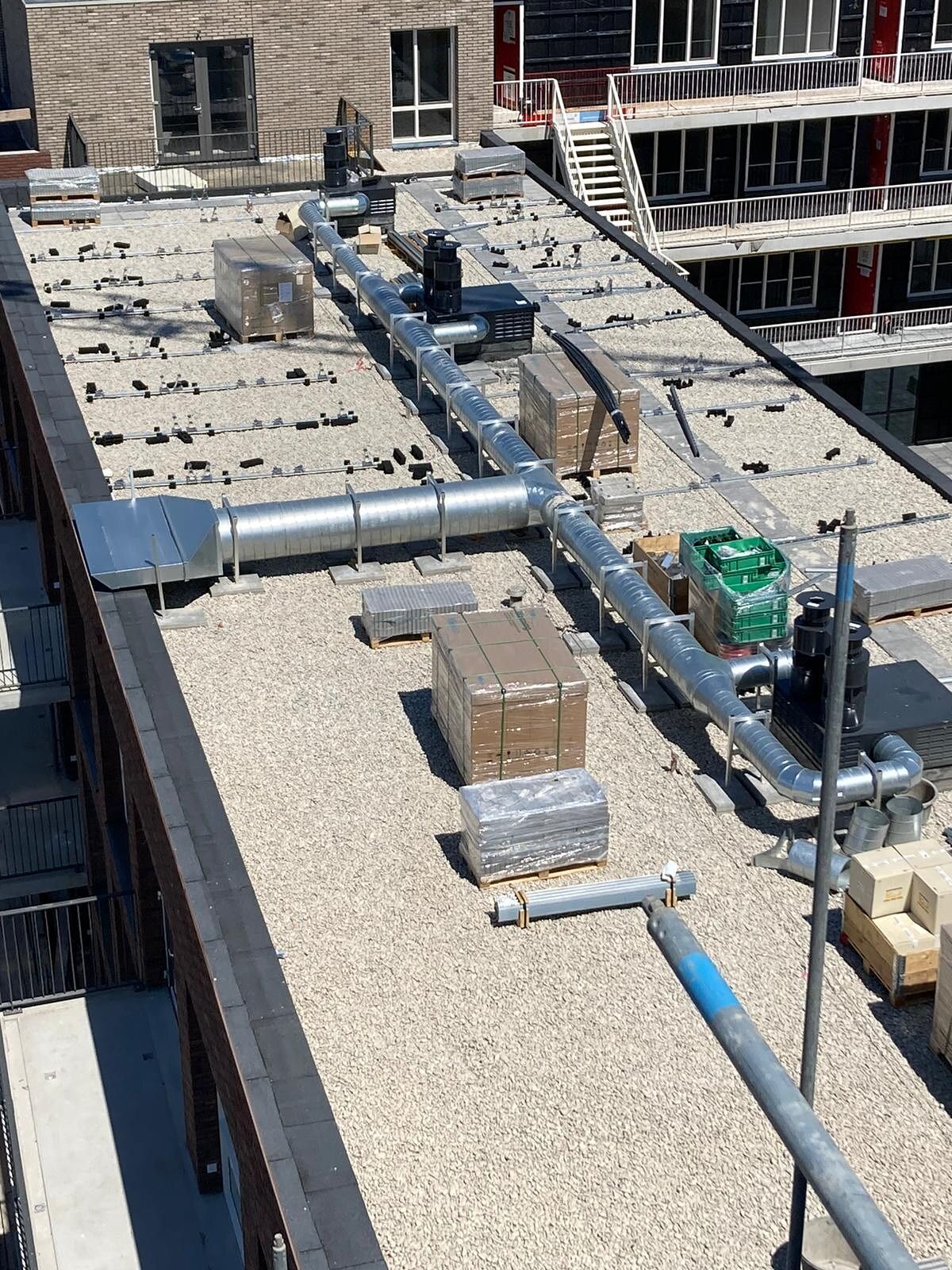 Ventilatieopstelling op het dak van een nieuwbouwcomplex